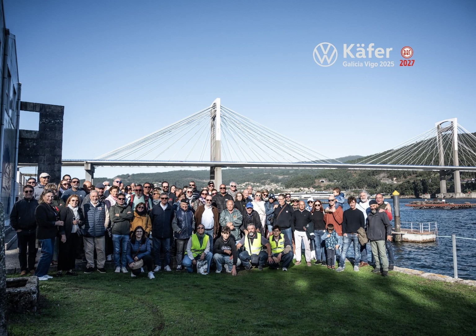 Participantes y Volkswagen clásicos del encuentro Käfer Galicia bajo el puente de Rande